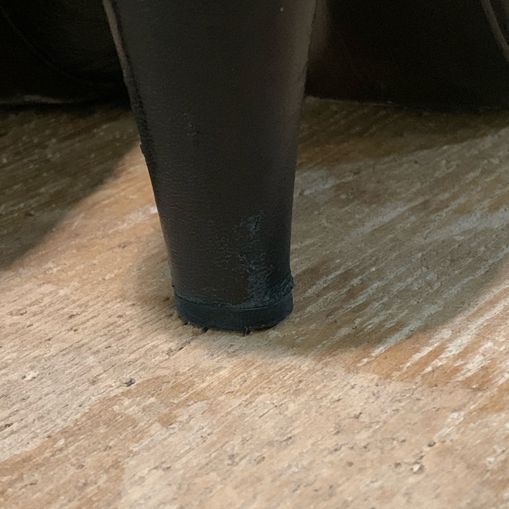 Classic Stuart Weizman Heels W/ Gem Accent (8.5) - image 7